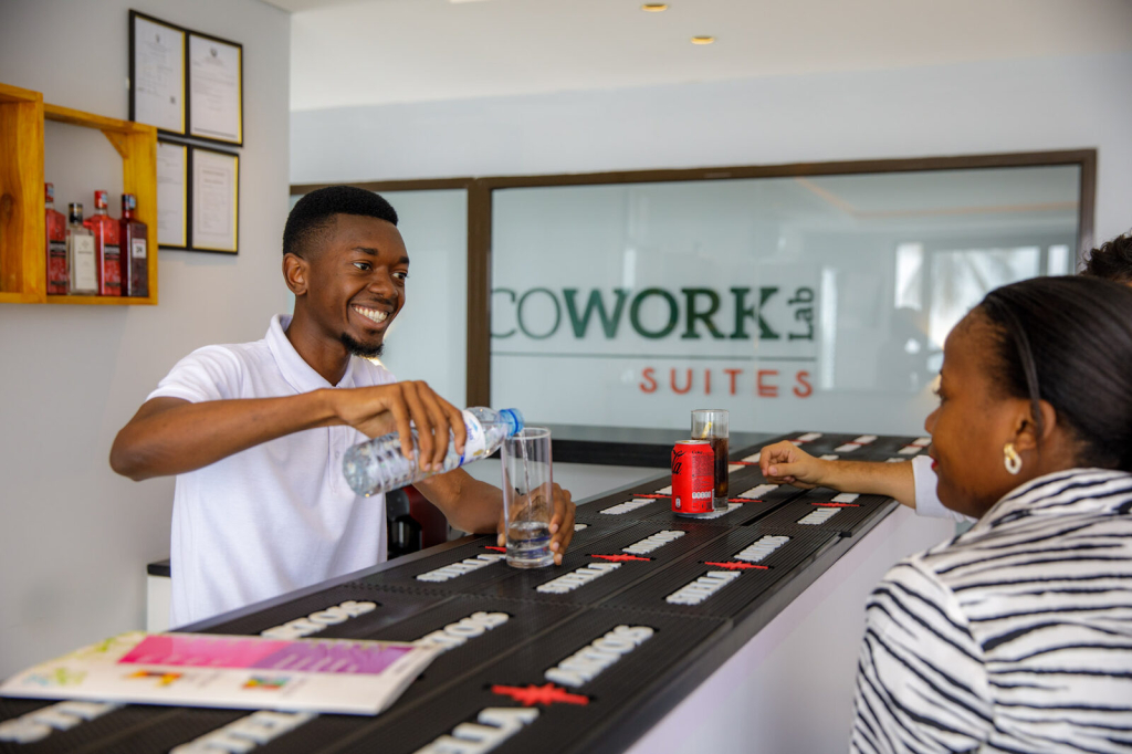 Bar do restaurante das CoWork Lab Suites em Maputo