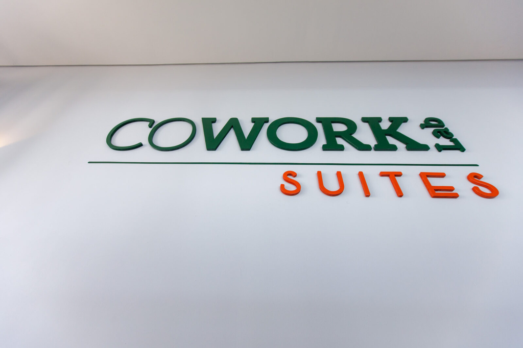 Marca CoWork Lab Suites na parede do restaurante