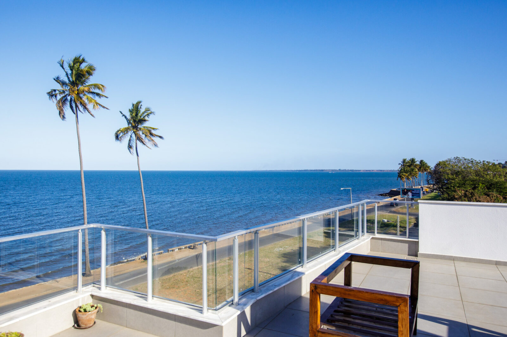 Terraço das CoWork Lab Suites sobre a baía de Maputo