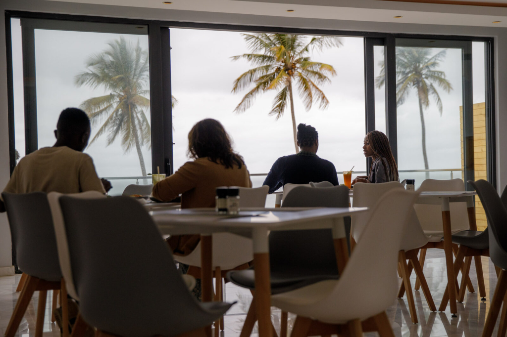 Mesas do restaurante viradas para a baía de Maputo