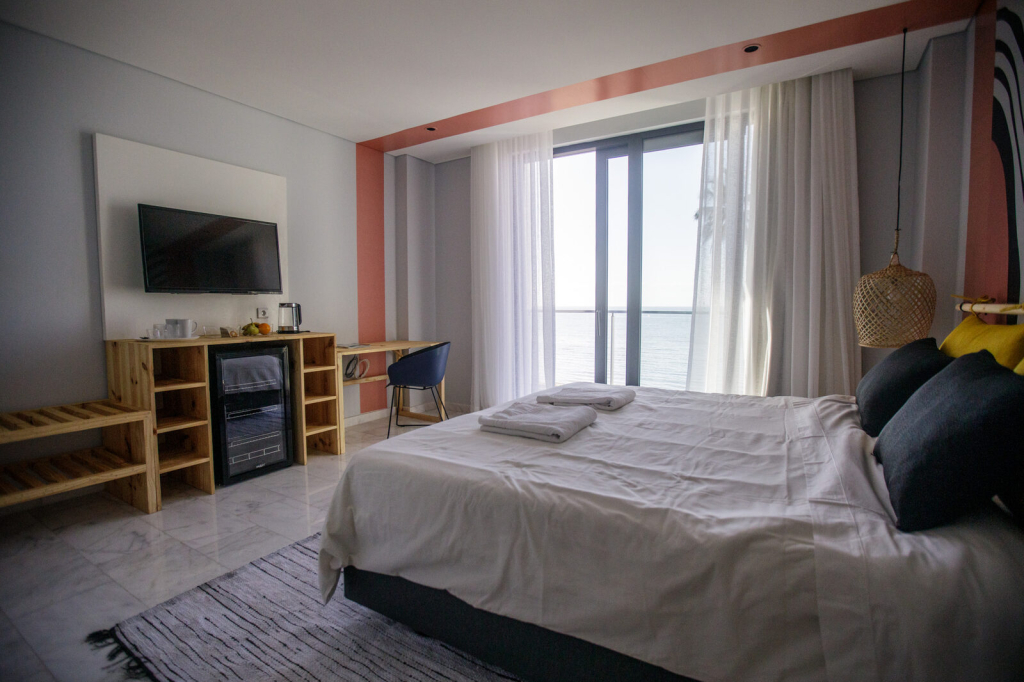 Secretária, televisão e minibar na Suite Dupla Sea View