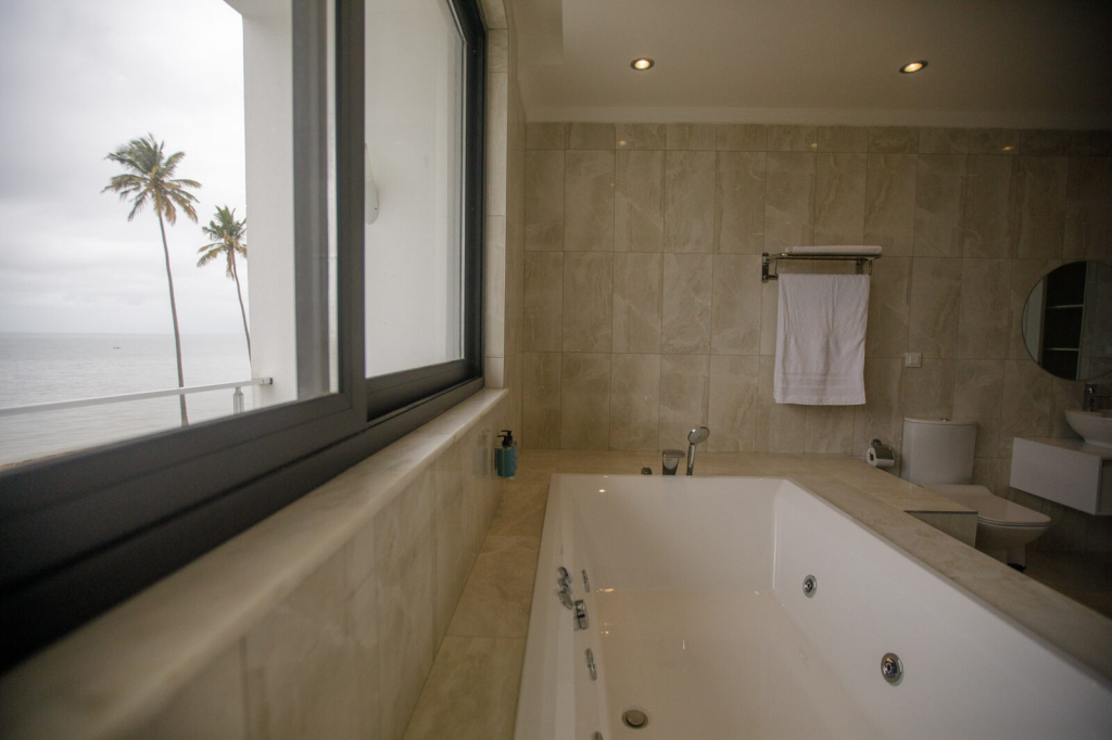 Banheira jacuzzi com janela sobre o mar, na Suite Executiva Sea View