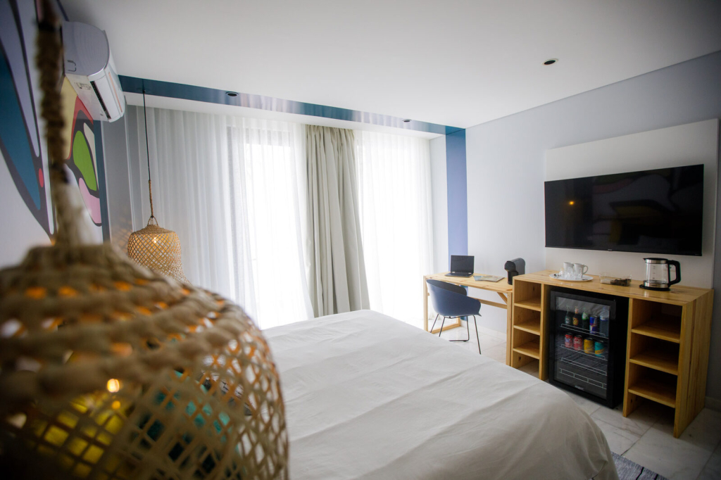 Secretária, televisão e minibar na Suite Executiva Sea View
