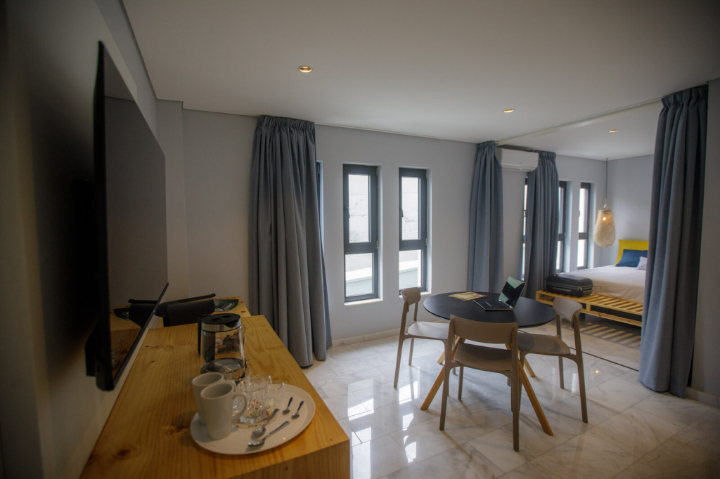 Segundo quarto da Suite Executiva, com mesa de apoio e janela para a baía