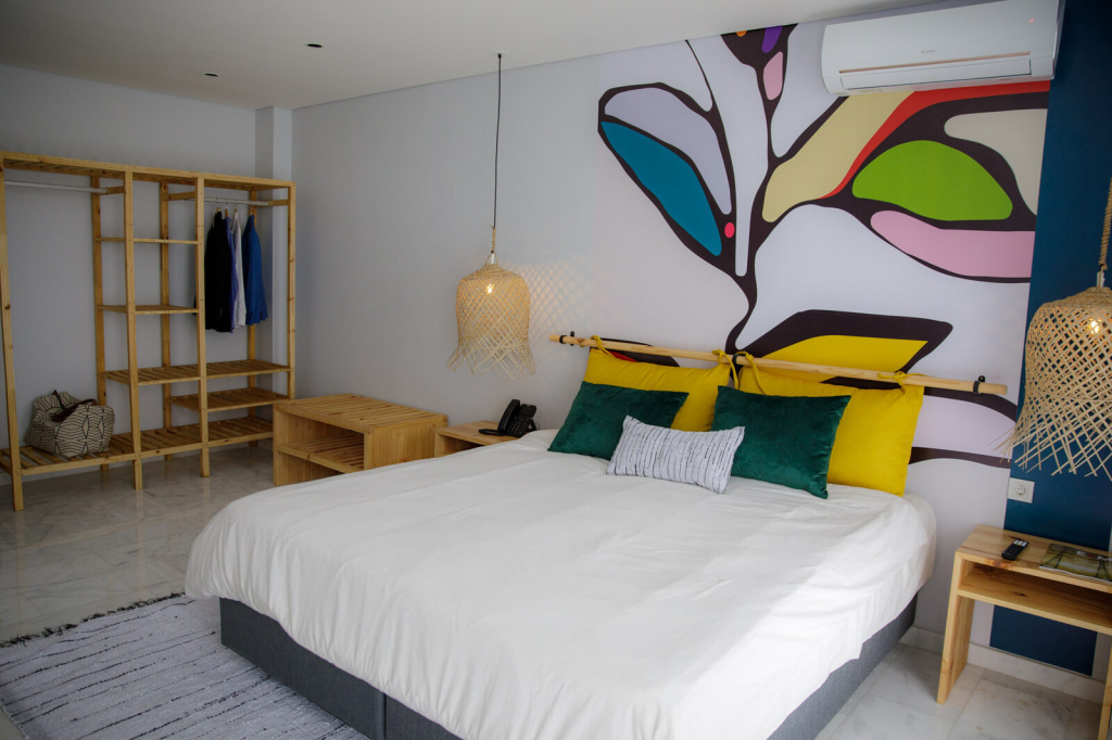 Suite Executiva Sea View das CoWork Lab Suites, com cama de casal e mural