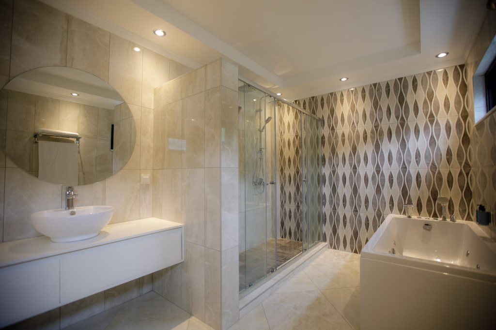 Casa de banho da Suite Tripla, com banheira jacuzzi