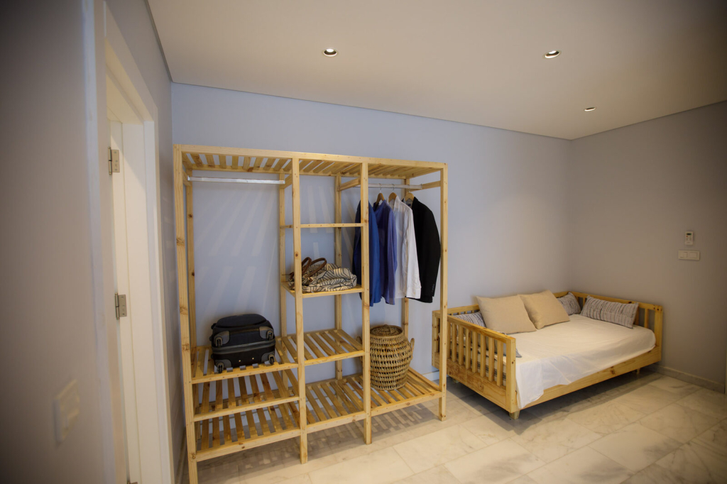 Roupeiro e sofá-cama na Suite Tripla Sea View