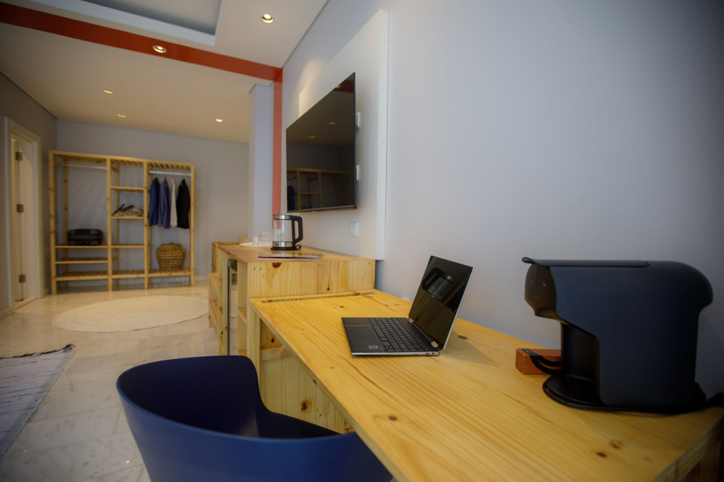 Secretária de trabalho com portátil e máquina de café na Suite Tripla