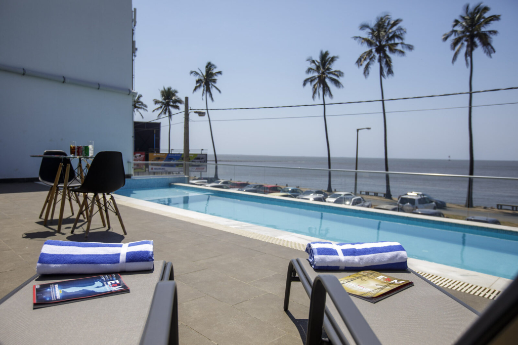 Espreguiçadeiras e toalhas junto à piscina das CoWork Lab Suites