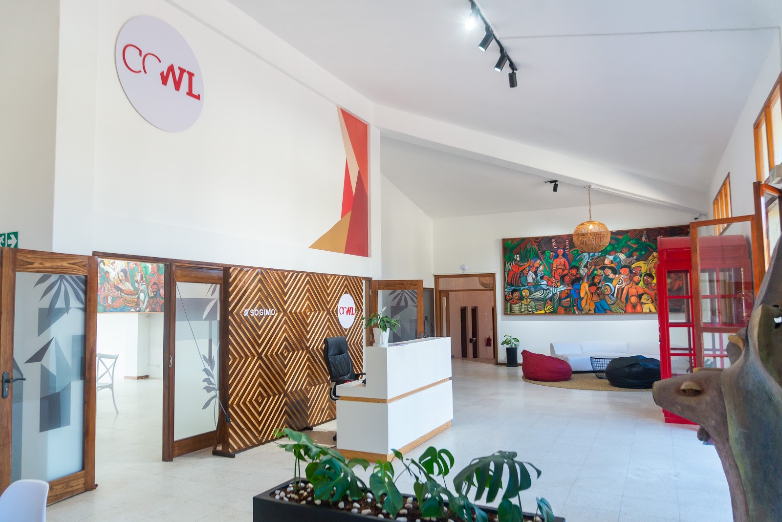 Recepção e zona de estar do CoWork Lab 4, em Maputo